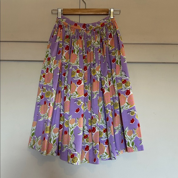 Magic of Mary Blair Pinup Couture Jenny Skirt XS Purple
Lips and Roses - Picture 3 of 4